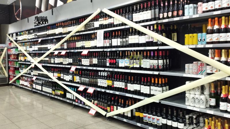 En qué lapso rige la veda de venta de alcohol y a quiénes alcanza